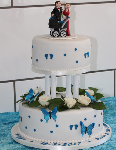 Bryllups-barnedåbskage - Håndlavede topfigur - sommerfugle i blå